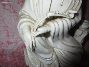 RARE DEHUA SEATED FIGURE OF GUANYIN MIT ZEPTER.