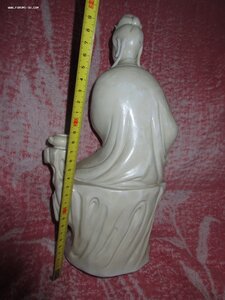 RARE DEHUA SEATED FIGURE OF GUANYIN MIT ZEPTER.