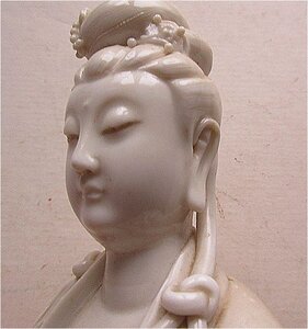 RARE DEHUA SEATED FIGURE OF GUANYIN MIT ZEPTER.