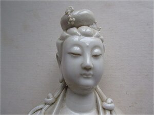 RARE DEHUA SEATED FIGURE OF GUANYIN MIT ZEPTER.