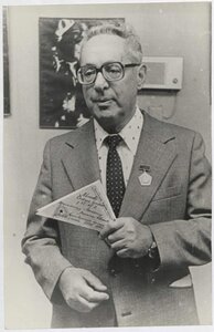 Определить нагрудный знак на груди Левитана Ю.Б.