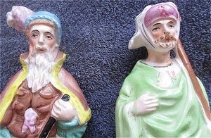 2 старинных фигуры в средневековых нарядах