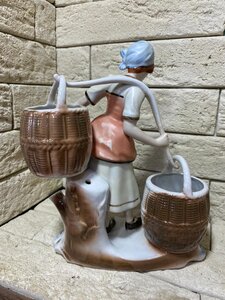 Девушка с корзинами