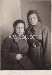 Девушки (военфельдшеры?) - лейтенанты. 1941 год.