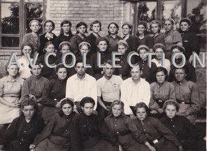 Герой Советского Союза в группе девушек. (ФЗО). Форма.