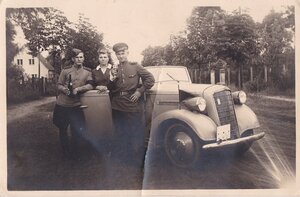 Советские солдаты у трофейного авто. Повязка. Пиво.
