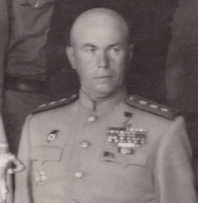 Генерал-полковник ГСС с командой СКА Ростов. Кубки. 1952 г.