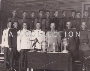 Генерал-полковник ГСС с командой СКА Ростов. Кубки. 1952 г.