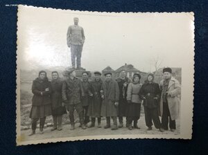 Фото на фоне памятника Сталину..