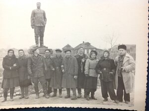 Фото на фоне памятника Сталину..