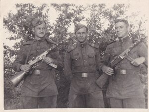 Советская армия. Оружие на фото. Автоматы. Пистолеты.