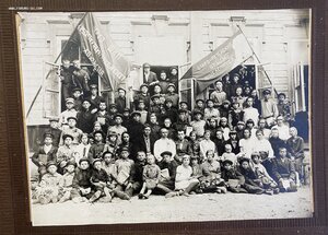 Групповое фото Юных Ленинцев с газетой Безбожник