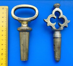 Два массивных вертка.