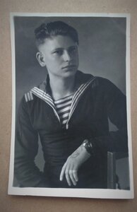 Старшина 1-й статьи ВМФ, с часами и наколкой на руке 1948 г.