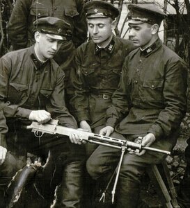 Курсанты ЛШС с пулемётом Дегтярёва