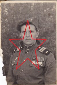 Женщина - мл.сержант танковых войск - кавалер медалей.