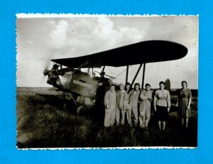 Девушки ГВФ у самолёта У-2