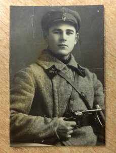 Боец с шифровками на петлицах 51 АРТ.П. и наганом с саблей