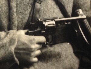 Боец с шифровками на петлицах 51 АРТ.П. и наганом с саблей
