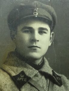 Боец с шифровками на петлицах 51 АРТ.П. и наганом с саблей
