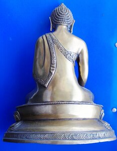 Большая статуэтка Будды.