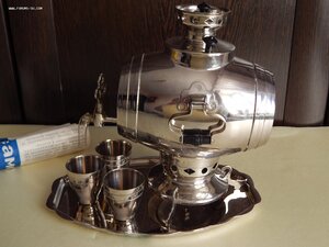 Сувенирный самовар бочка. Жигули , три стопки + поднос.1978