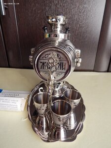 Сувенирный самовар бочка. Жигули , три стопки + поднос.1978