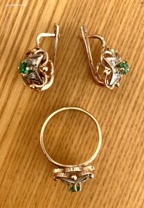 Золотые серьги и кольцо. Бриллианты, изумруды.