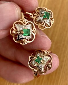 Золотые серьги и кольцо. Бриллианты, изумруды.