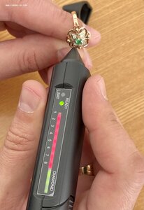 Золотые серьги и кольцо. Бриллианты, изумруды.