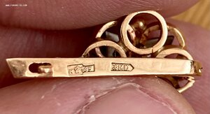 Золотые серьги и кольцо. Бриллианты, изумруды.