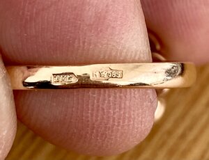 Золотые серьги и кольцо. Бриллианты, изумруды.