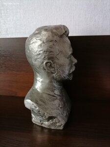 Бюст Фрунзе.