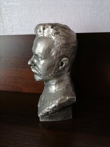 Бюст Фрунзе.