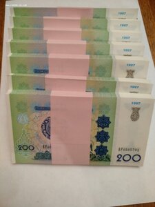 200сум 1997г. 7 пачек по 100 листов.