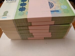200сум 1997г. 7 пачек по 100 листов.
