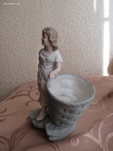 Девочка с корзиной.Бисквит.