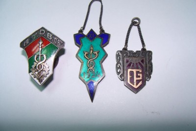 ЗНАК В СЕРЕБРЕ и 2 жетона 20-30г.