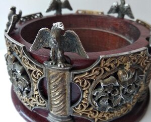 Вазочка с орлами и коронами