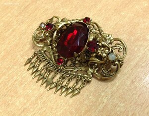 Брошка красивая с красными каменьями