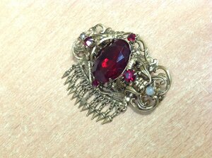 Брошка красивая с красными каменьями