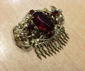 Брошка красивая с красными каменьями