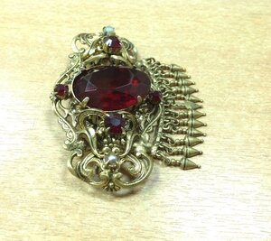 Брошка красивая с красными каменьями
