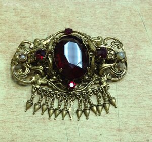 Брошка красивая с красными каменьями