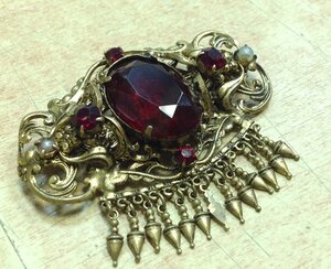 Брошка красивая с красными каменьями