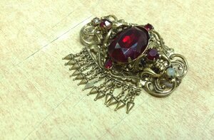 Брошка красивая с красными каменьями
