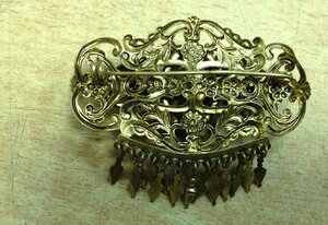 Брошка красивая с красными каменьями