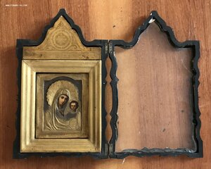 Икона Казанской Богородицы в окладе и фигурном киоте
