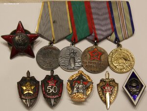 Группа с почетным сотрудником Госбезопасности.