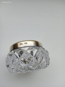 СОЛОНКА С СЕРЕБРЯННЫМ ОБОДКОМ.